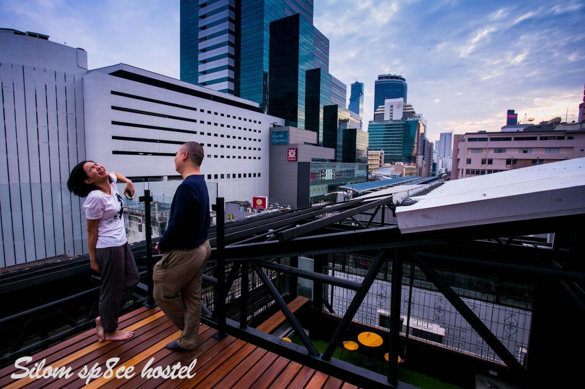 Silom Space Hostel Bangkok Exterior foto